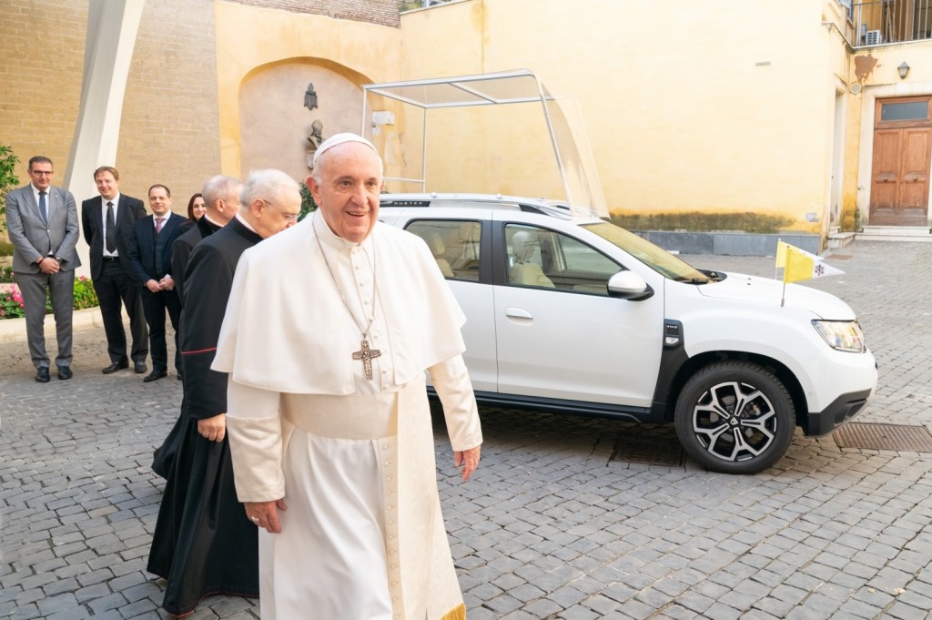 GROUPE RENAULT DELIVERS AN EXCLUSIVE DACIA TO POPE FRANCIS