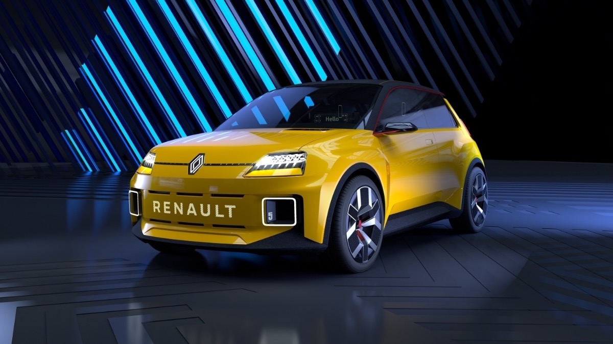 RENAULT WINS READERS' CHOICE AND SMALL CAR OF THE YEAR TITLES AT WHAT CAR? CAR OF THE YEAR AWARDS
