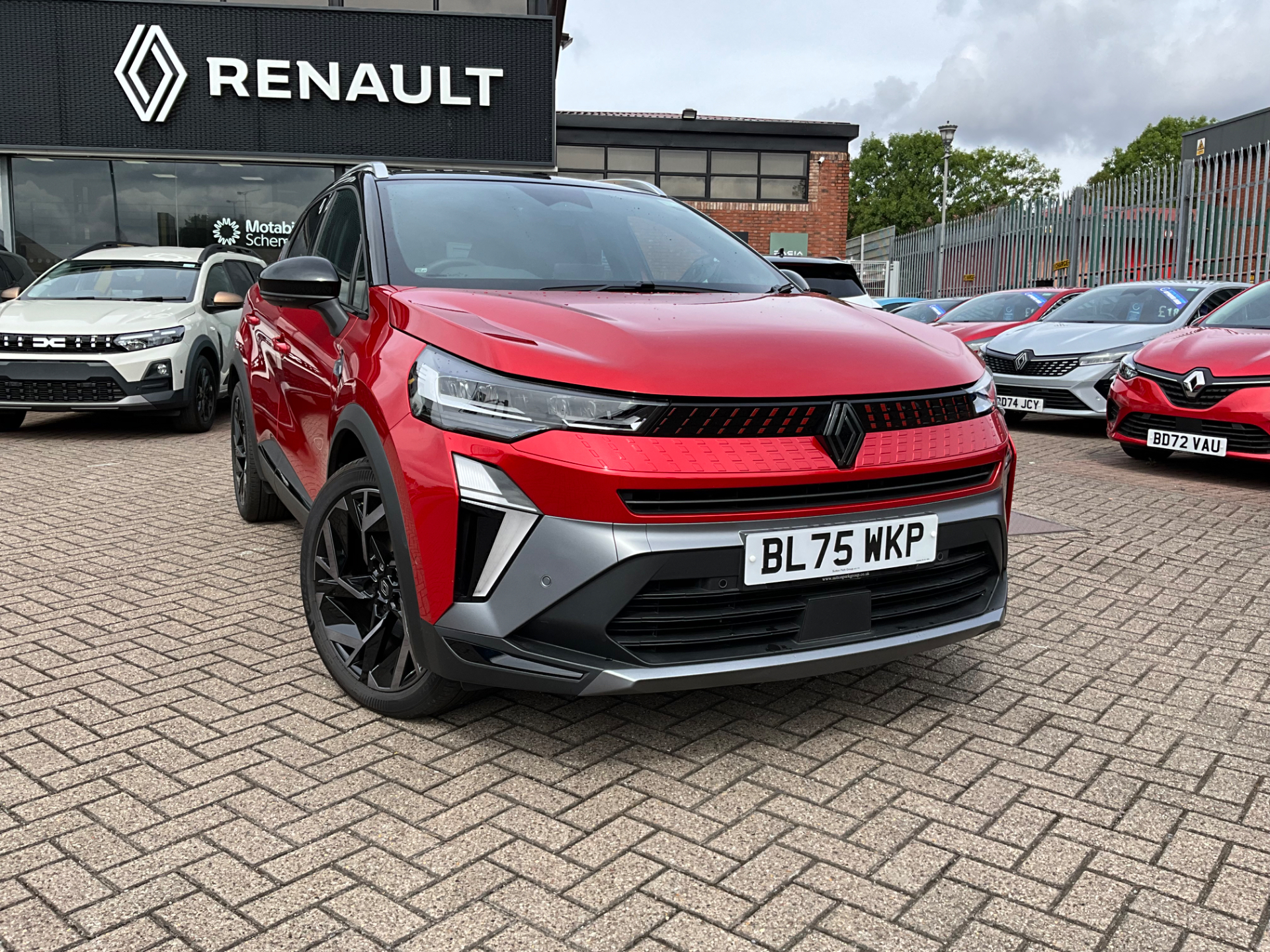 Renault Captur listing photo