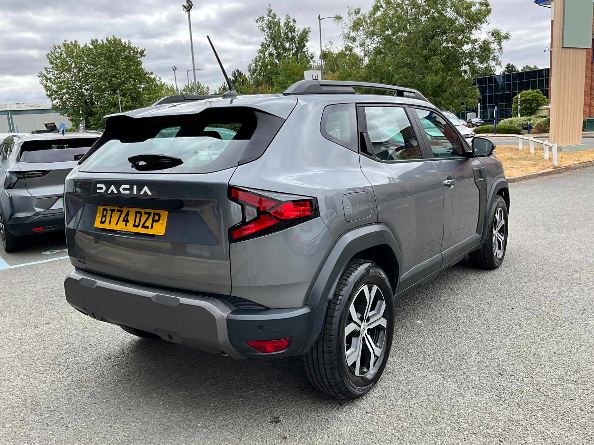 Dacia Duster listing photo
