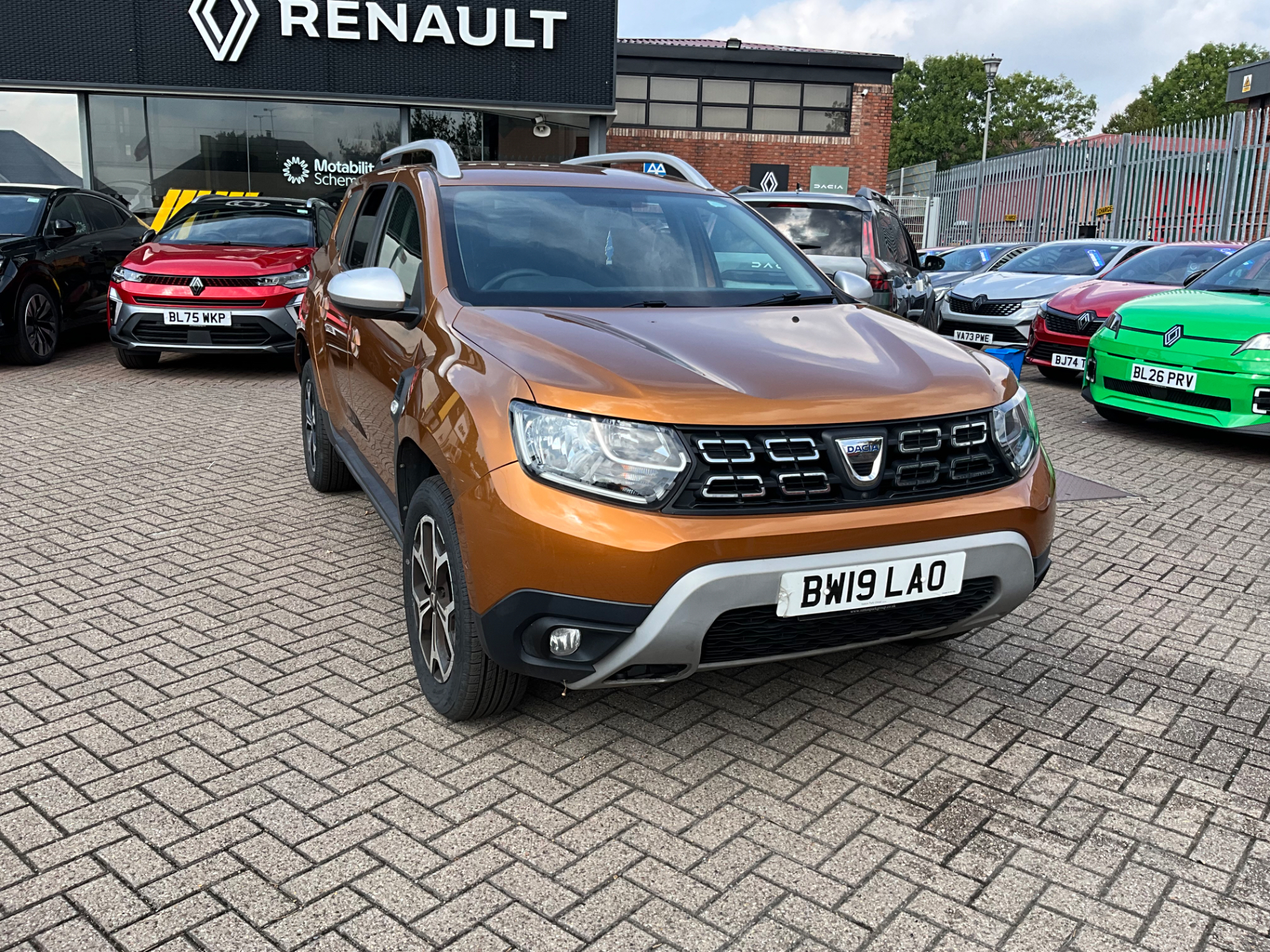 Dacia Duster listing photo